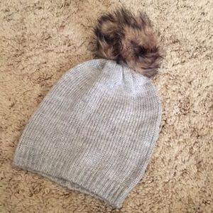 Beanie hat with fur ball